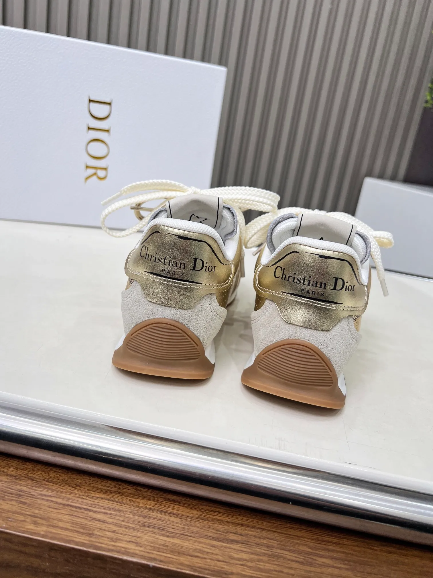👟👟Ex-factory price 560👟👟 This D-Sketch sneaker is a new product of the 2025 spring and summer ready-to-wear series, highlighting the classic retro aesthetics. Crafted from gold-tone crinkled sheepskin and gold-toned laminated calfskin, it features a printed logo inspired by the shoe's production stages, as well as beige suede calfskin panels and double laces. Hand-written Christian Dior Paris signature on the side, Christian Dior Paris signature panels and plaques on the heel and tongue. Paired with two-tone slim rubber soles, they add a touch of couture to any casual look. Code number: 35~45 Color: black white gold silver